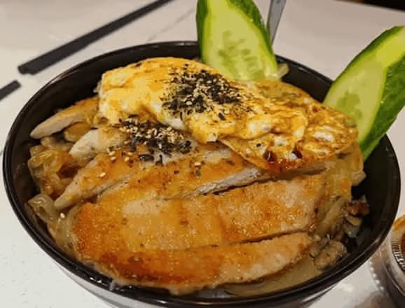 Pan Fried Pork Chop with Egg and Onion on Rice (美極洋蔥豬扒煎蛋飯)